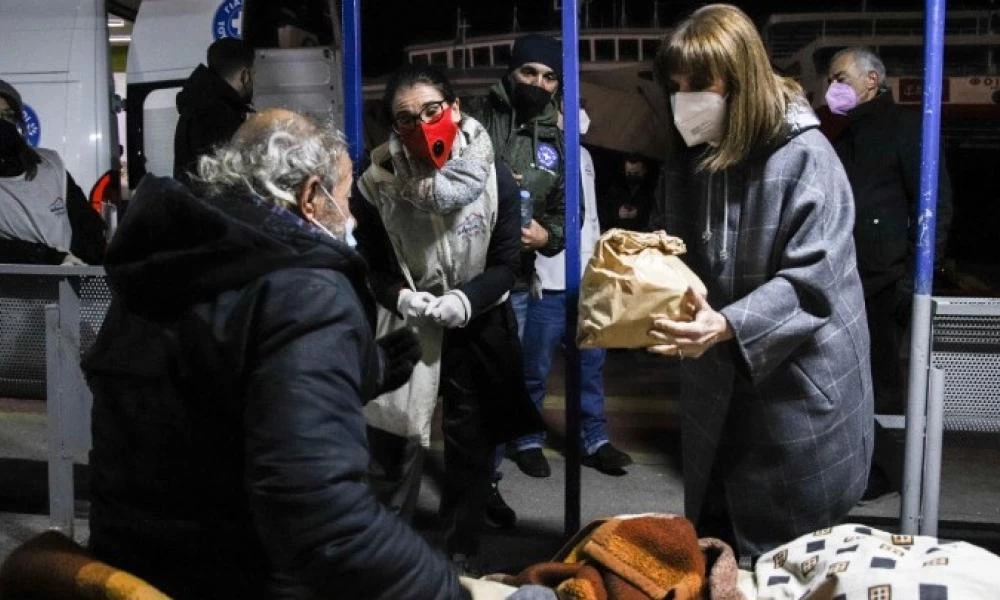 Α. Σακελλαροπούλου: Μοίρασε φαγητό σε άστεγους στο λιμάνι του Πειραιά